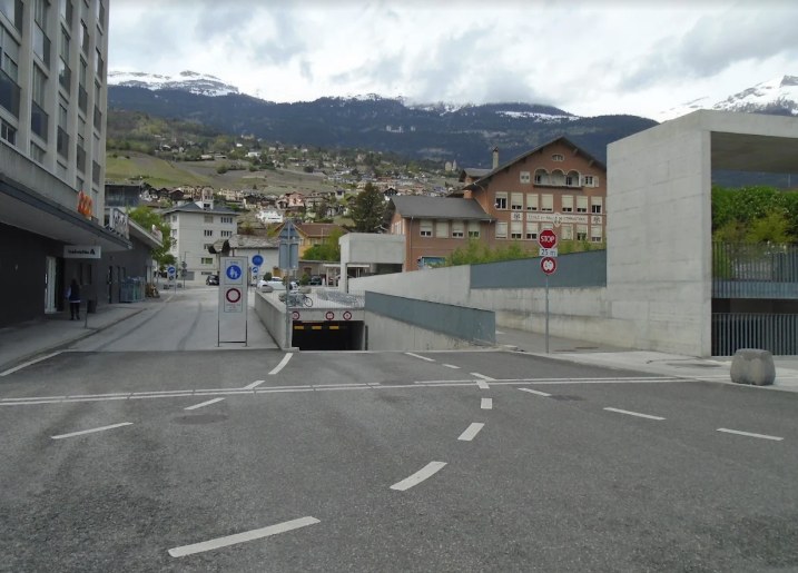 L'entrée du parking couvert, tout près de l'hôtel