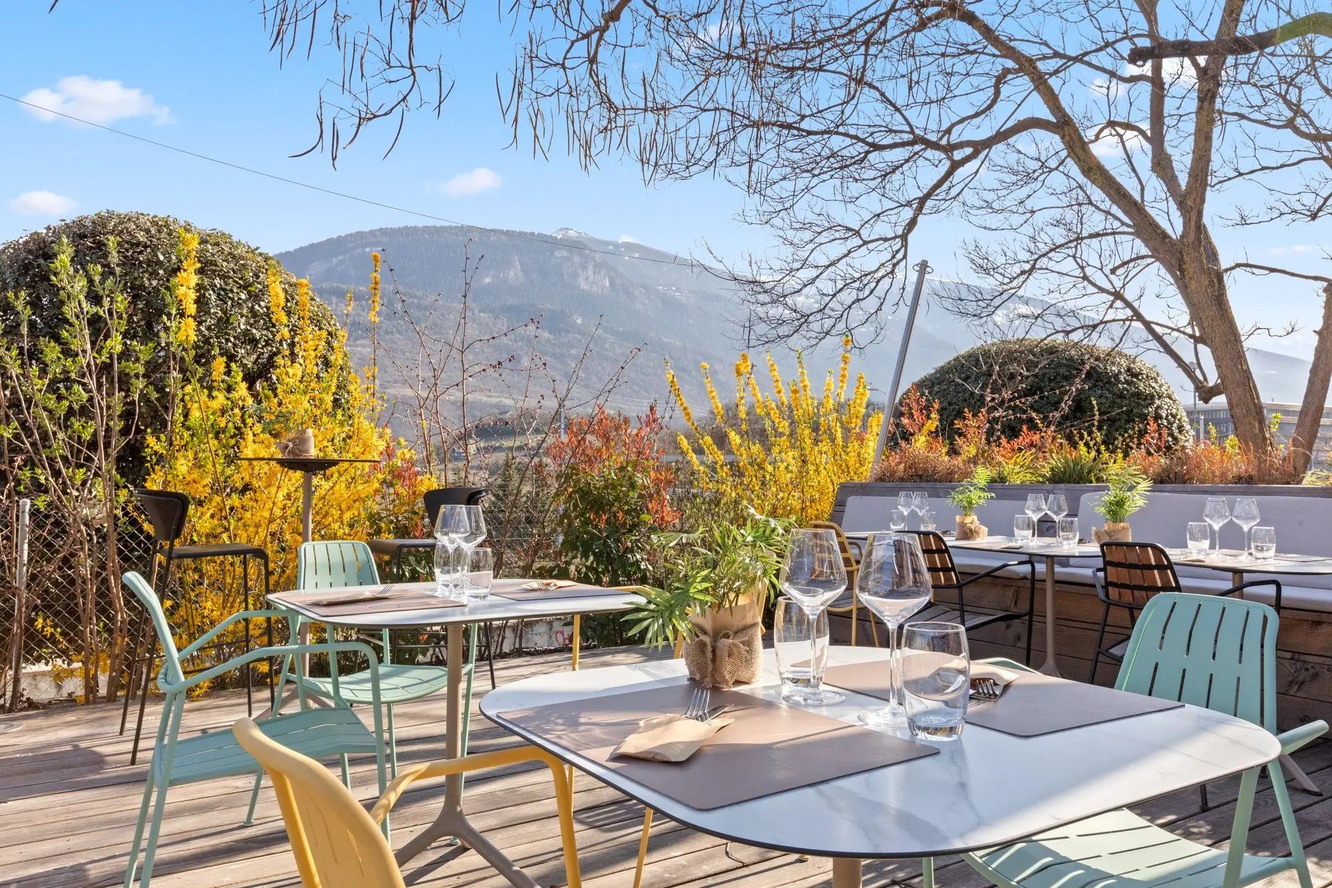 La terrasse et sa vue sur les montagnes