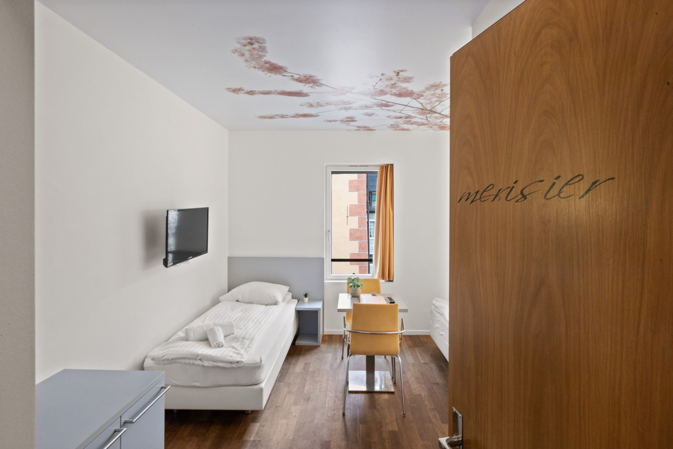 Chambre triple, Merisier