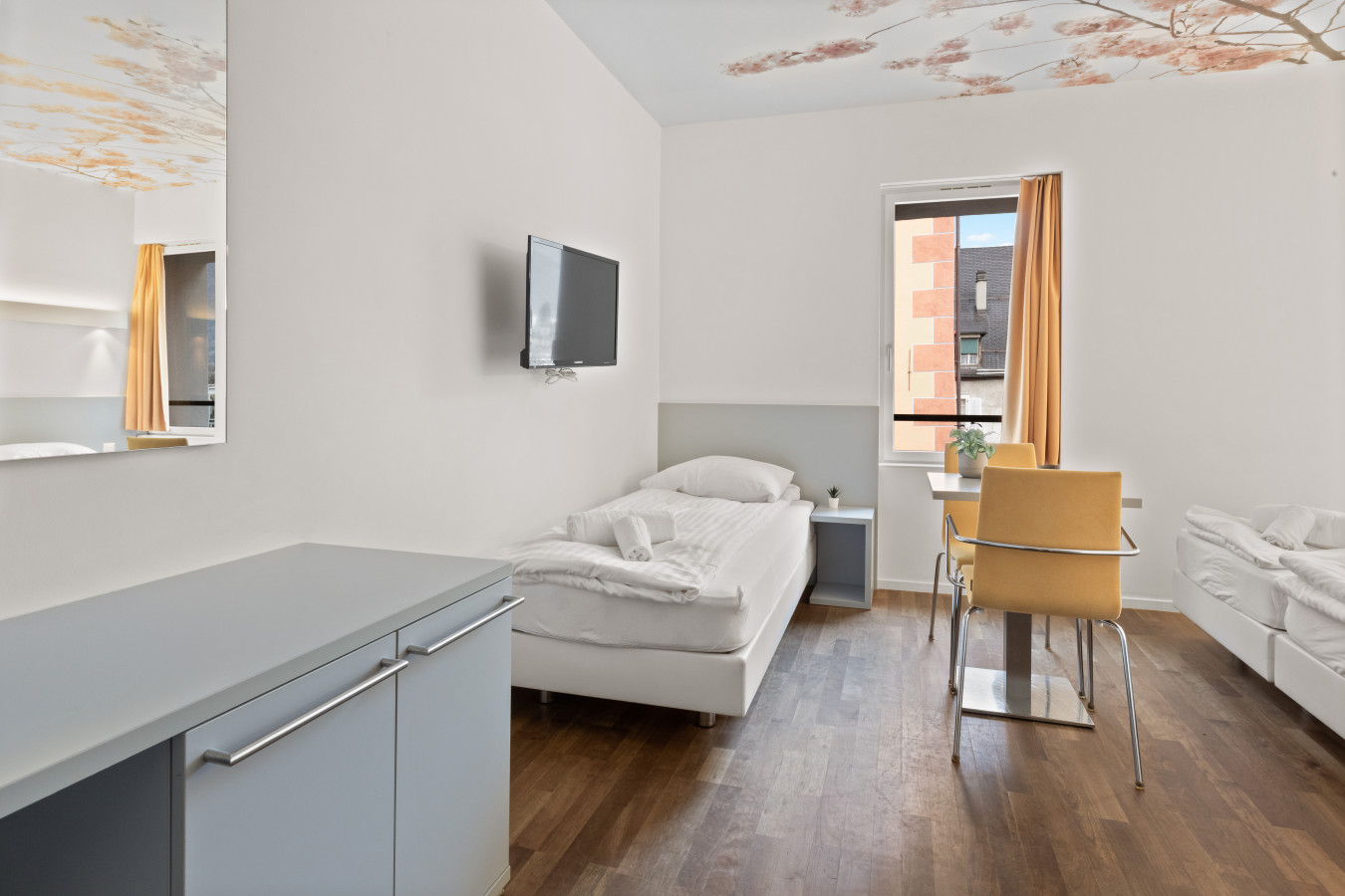 Chambre triple, Merisier