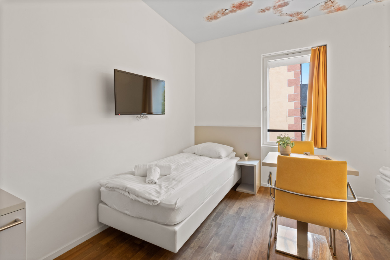 Chambre triple, Merisier