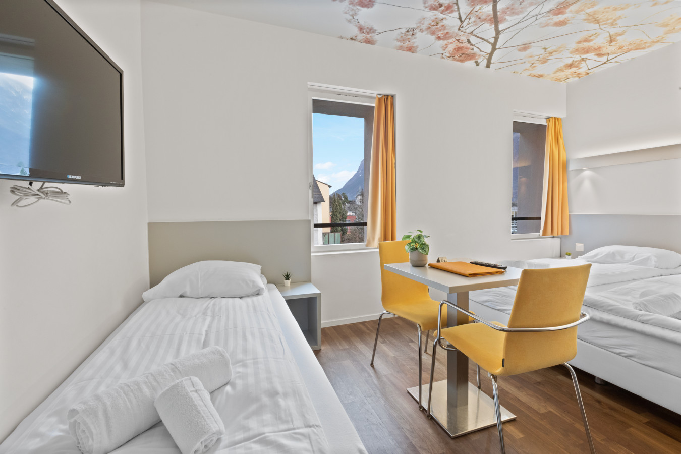 Chambre triple, Merisier